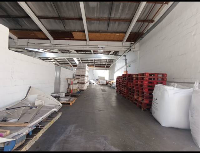 1,639M² WAREHOUSE TO LET IN NEW GERMANY